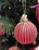 Bola redonda cristal árbol de Navidad roja con purpurina dorada - Imagen 1
